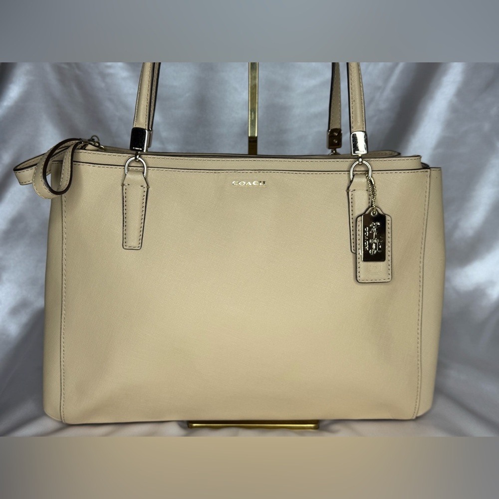 MT397 - NWOT COACH Madison Christie Carryall